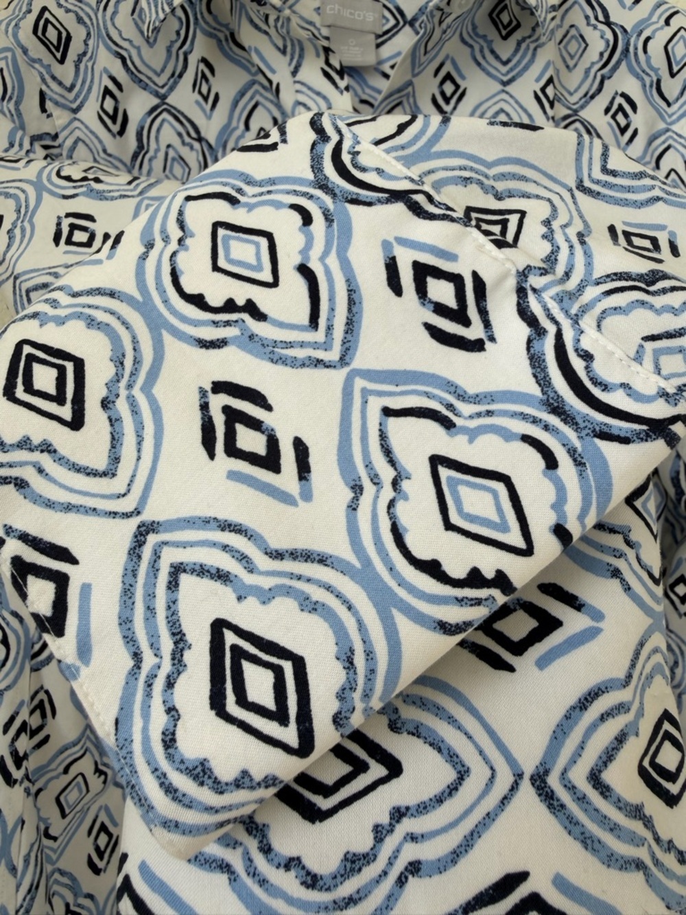 Chicos Women's Blouse Top Button Up Shirt Diamond Print Blue White Size 0 - Picture 6 of 13